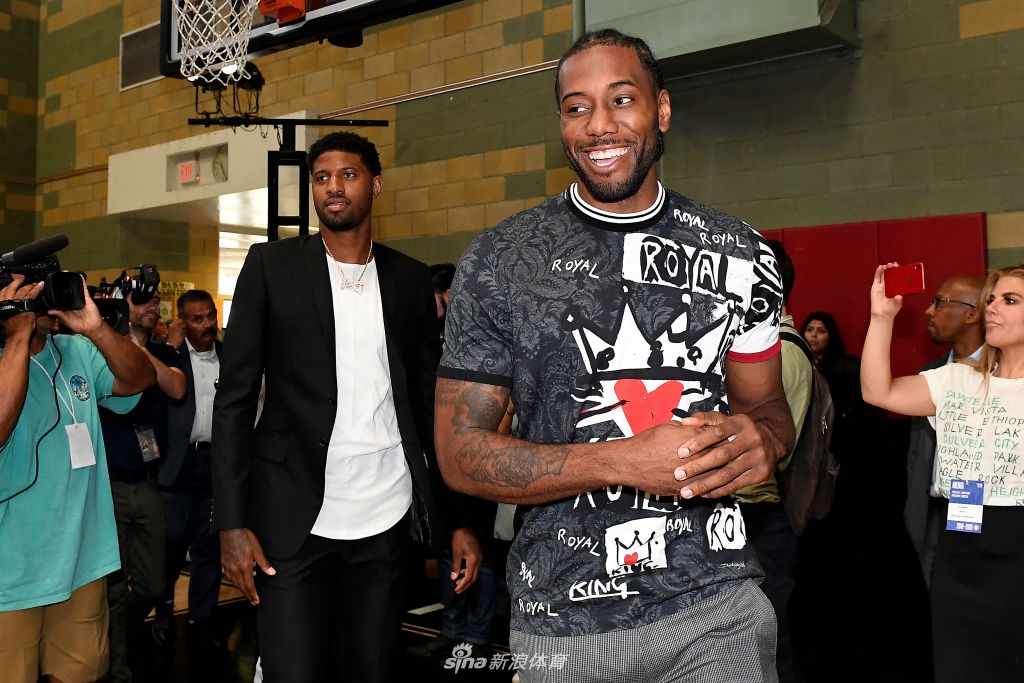 快船举行超巨欢迎发布会!卡哇伊泡椒露出灿烂笑容