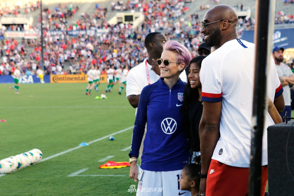 科比带全家看美国女足比赛 三个女儿谁更像爹