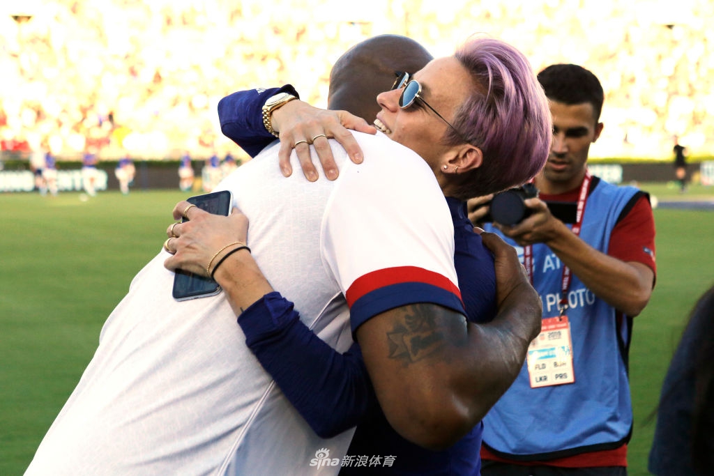 科比带全家看美国女足比赛 三个女儿谁更像爹