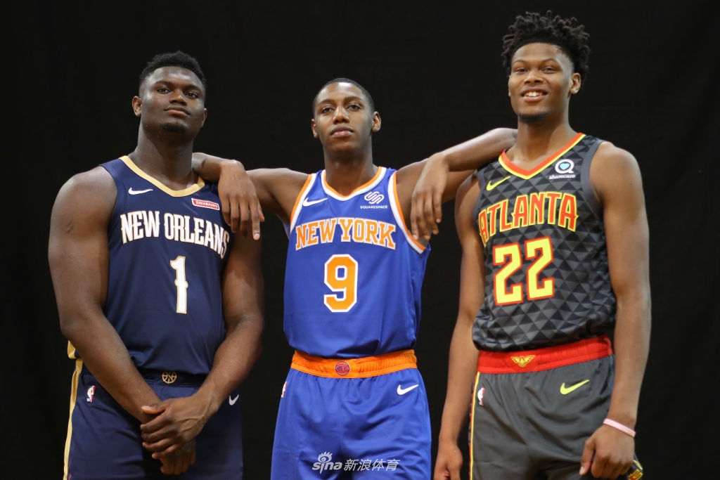 状元秀锡安引领2019新秀拍球衣写真