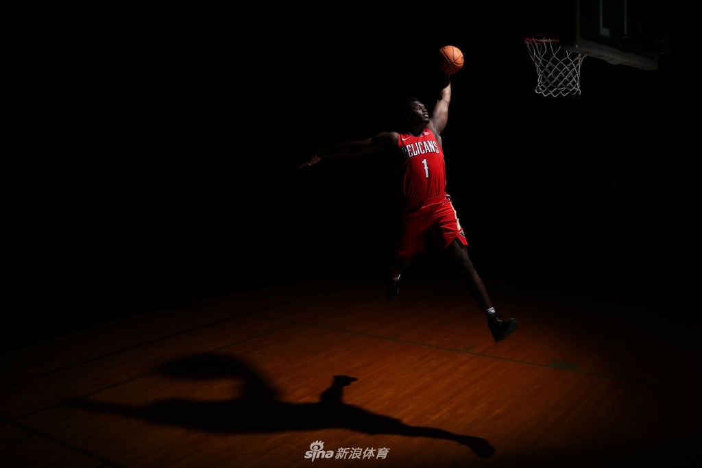 状元秀锡安引领2019新秀拍球衣写真