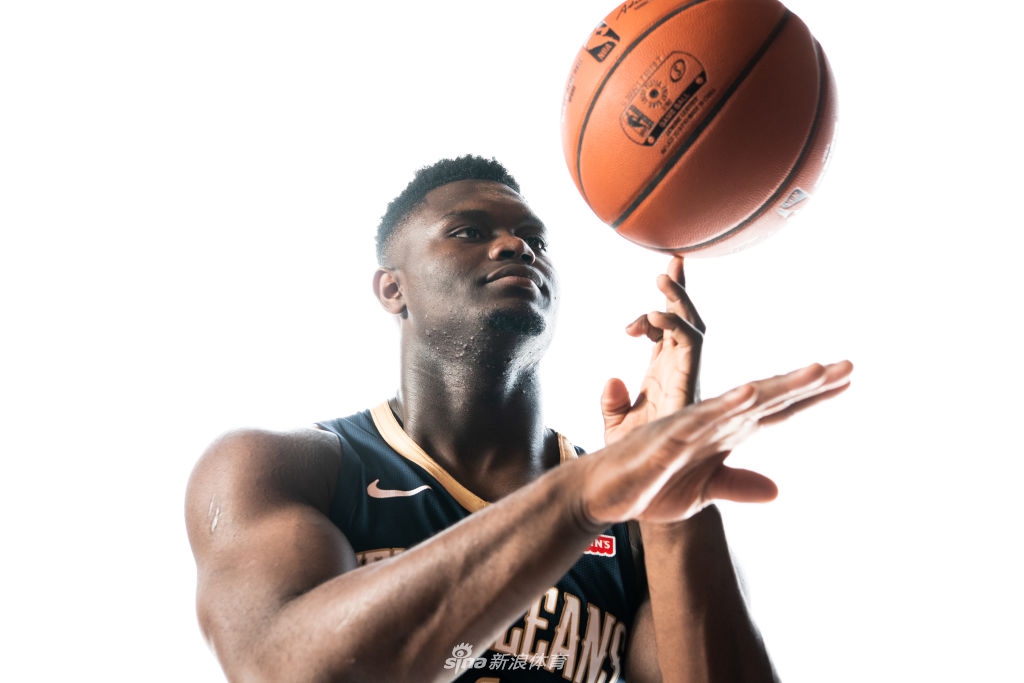 状元秀锡安引领2019新秀拍球衣写真