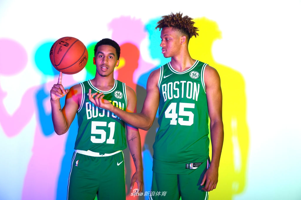 状元秀锡安引领2019新秀拍球衣写真