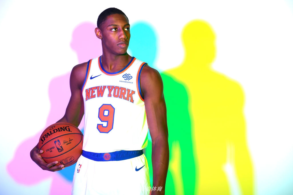 状元秀锡安引领2019新秀拍球衣写真