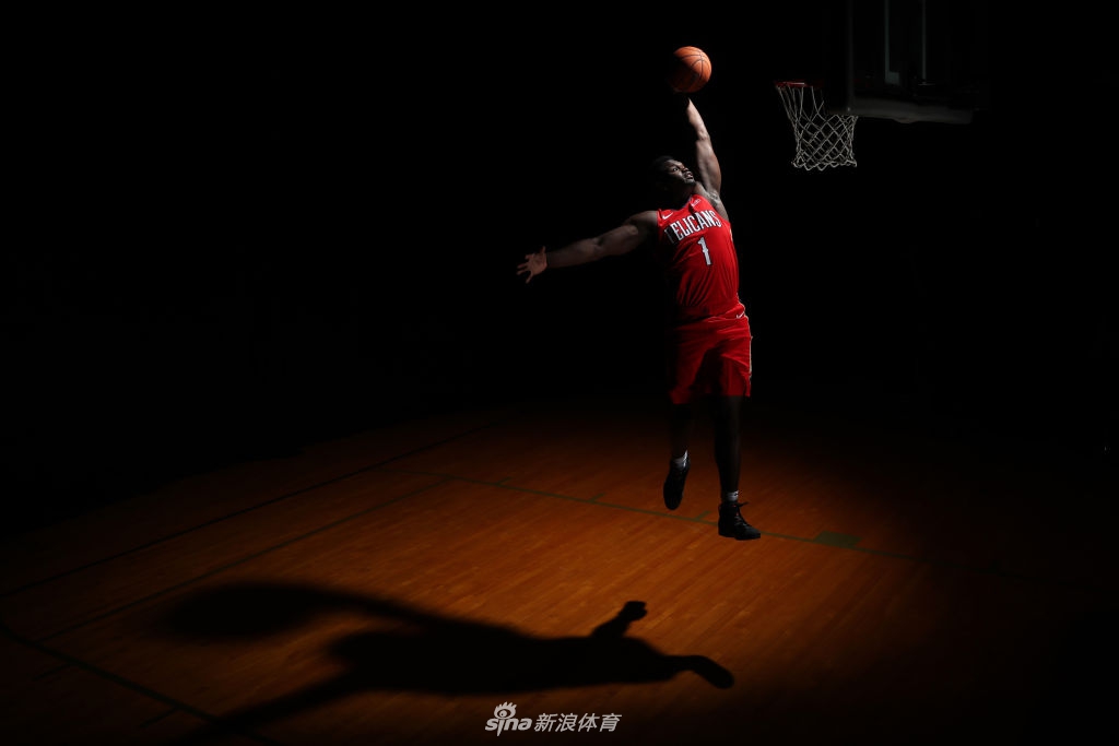 状元秀锡安引领2019新秀拍球衣写真