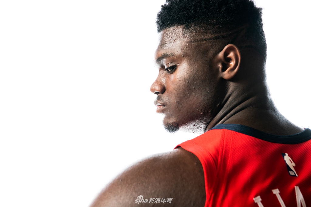 状元秀锡安引领2019新秀拍球衣写真