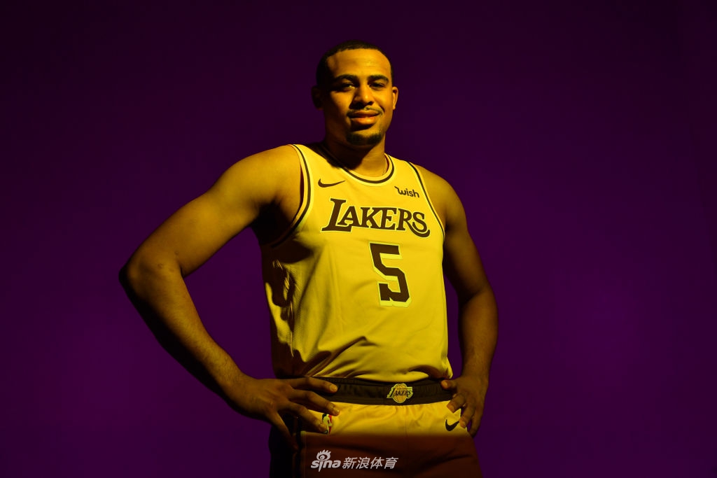 状元秀锡安引领2019新秀拍球衣写真