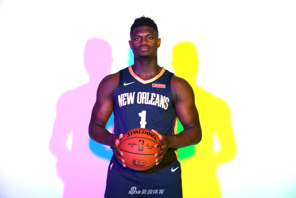 状元秀锡安引领2019新秀拍球衣写真