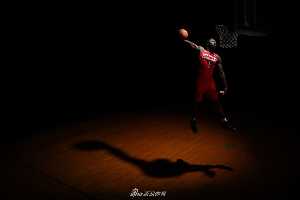 状元秀锡安引领2019新秀拍球衣写真