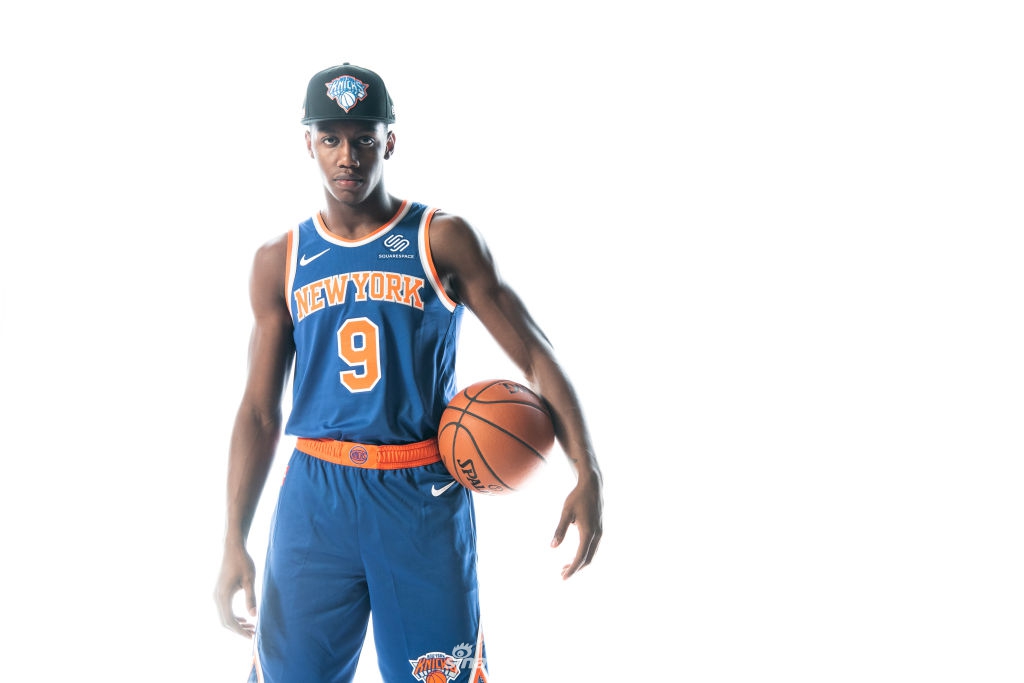 状元秀锡安引领2019新秀拍球衣写真