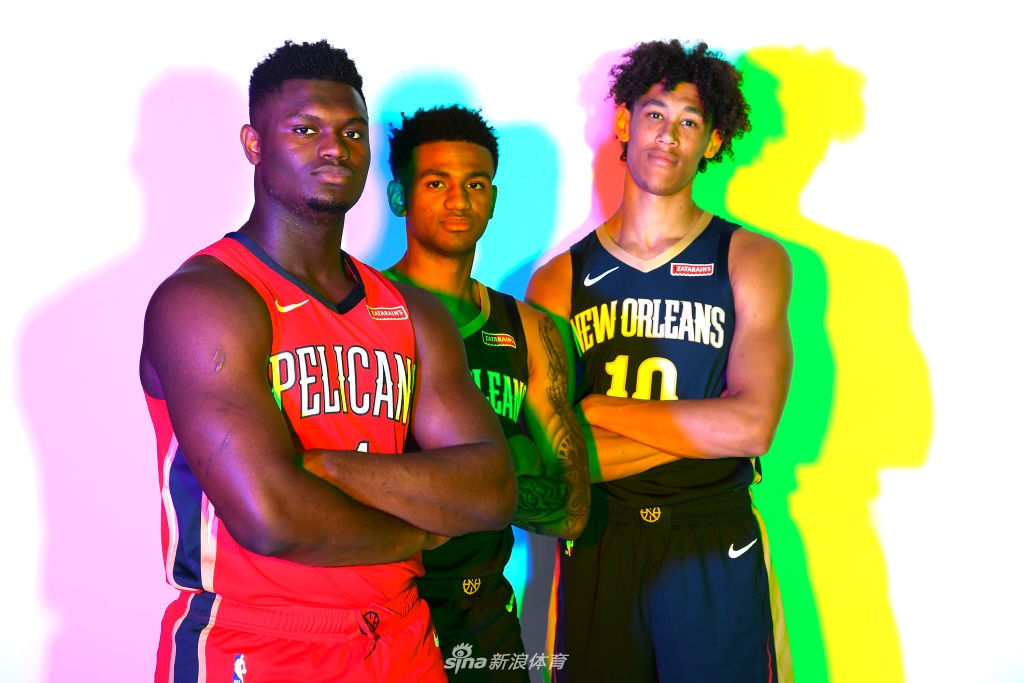 状元秀锡安引领2019新秀拍球衣写真