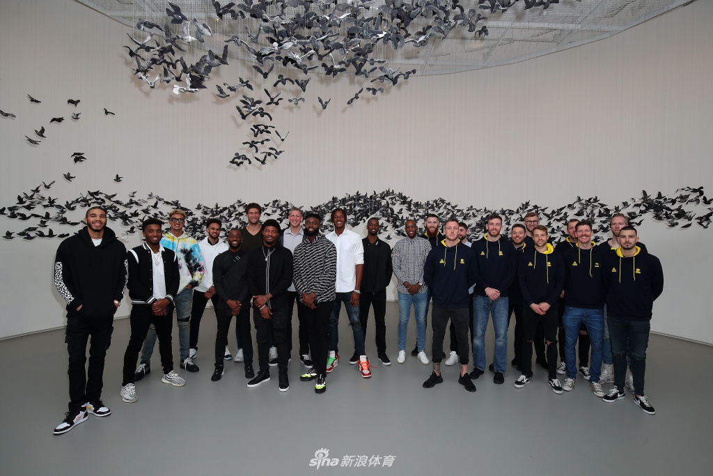 澳大利亚男篮欢迎美国队仪式 库兹马最炫酷