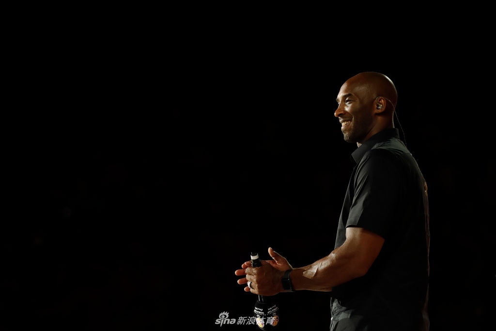 科比闪耀世界杯决赛：拥抱罗斯 姚明面前小鸟依人