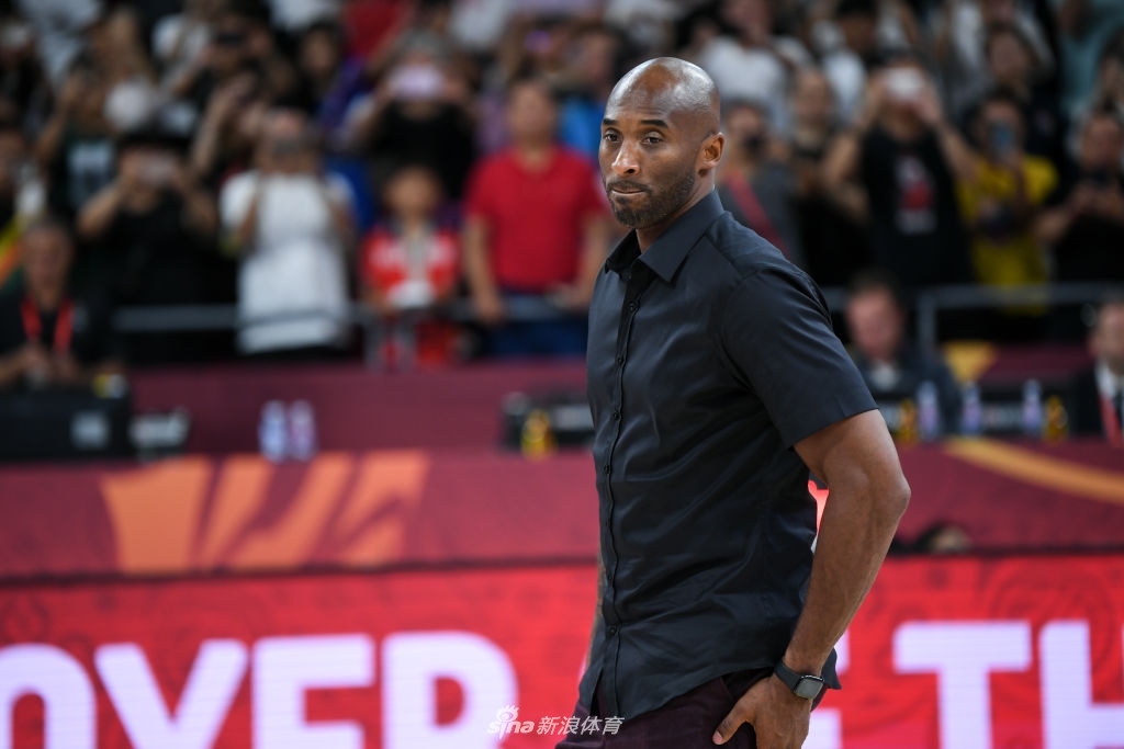 科比闪耀世界杯决赛：拥抱罗斯 姚明面前小鸟依人