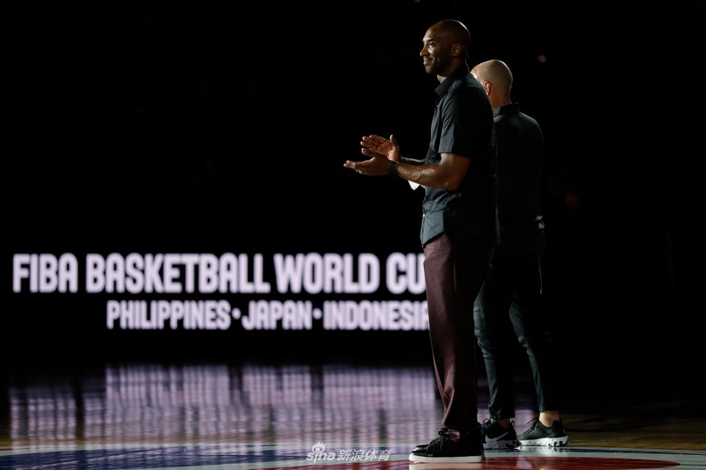科比闪耀世界杯决赛：拥抱罗斯 姚明面前小鸟依人