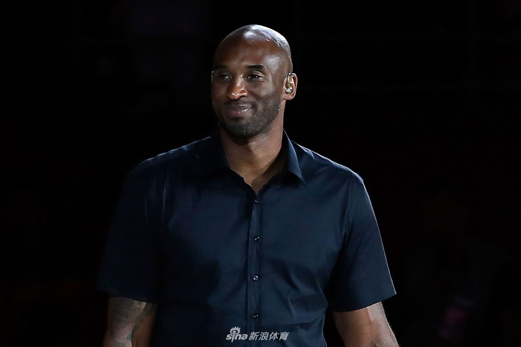 科比闪耀世界杯决赛：拥抱罗斯 姚明面前小鸟依人