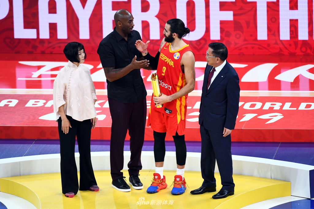 科比闪耀世界杯决赛：拥抱罗斯 姚明面前小鸟依人