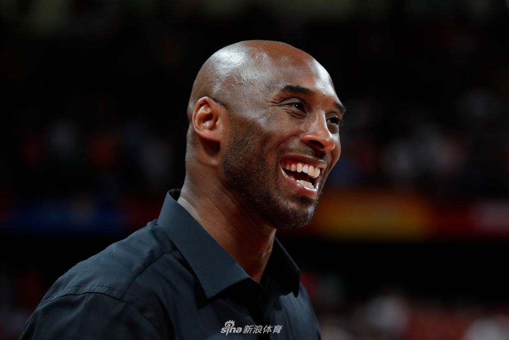 科比闪耀世界杯决赛：拥抱罗斯 姚明面前小鸟依人