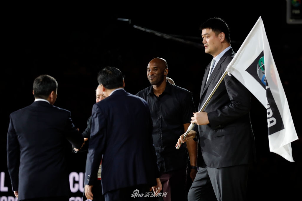 科比闪耀世界杯决赛：拥抱罗斯 姚明面前小鸟依人