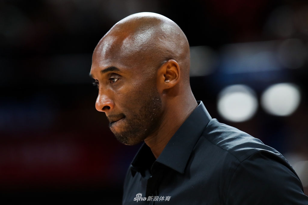 科比闪耀世界杯决赛：拥抱罗斯 姚明面前小鸟依人