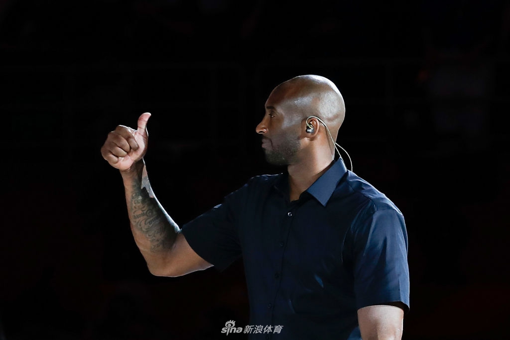 科比闪耀世界杯决赛：拥抱罗斯 姚明面前小鸟依人