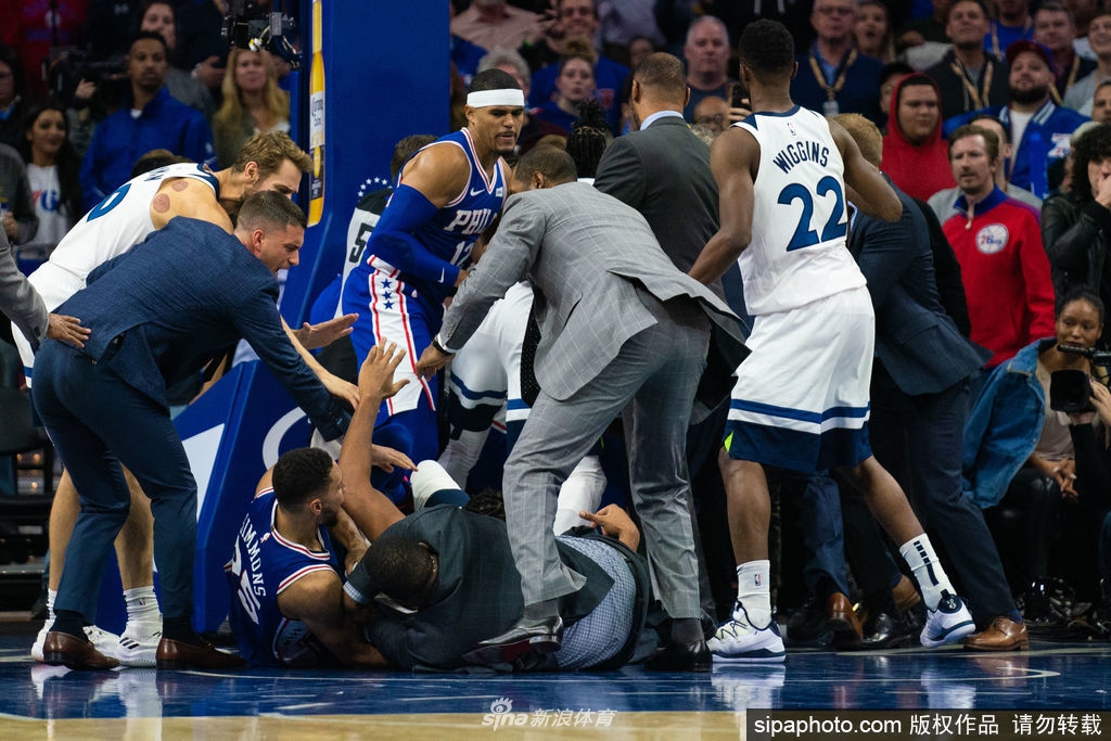 两大中锋打起来了!大帝唐斯扭打成一团西蒙斯拉偏架