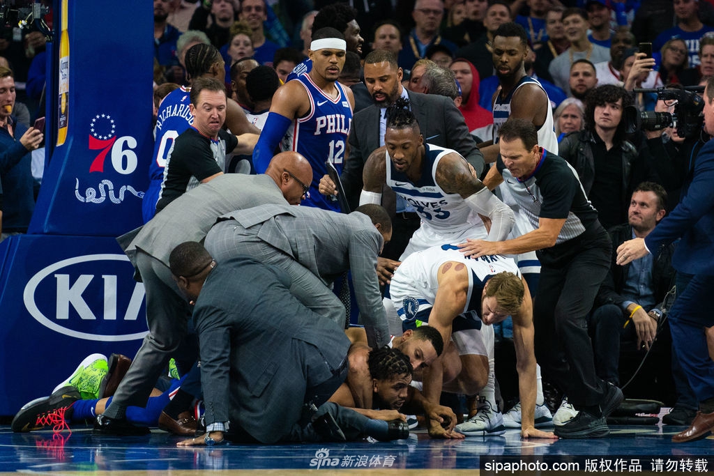 两大中锋打起来了!大帝唐斯扭打成一团西蒙斯拉偏架