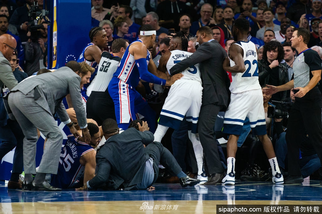 两大中锋打起来了!大帝唐斯扭打成一团西蒙斯拉偏架
