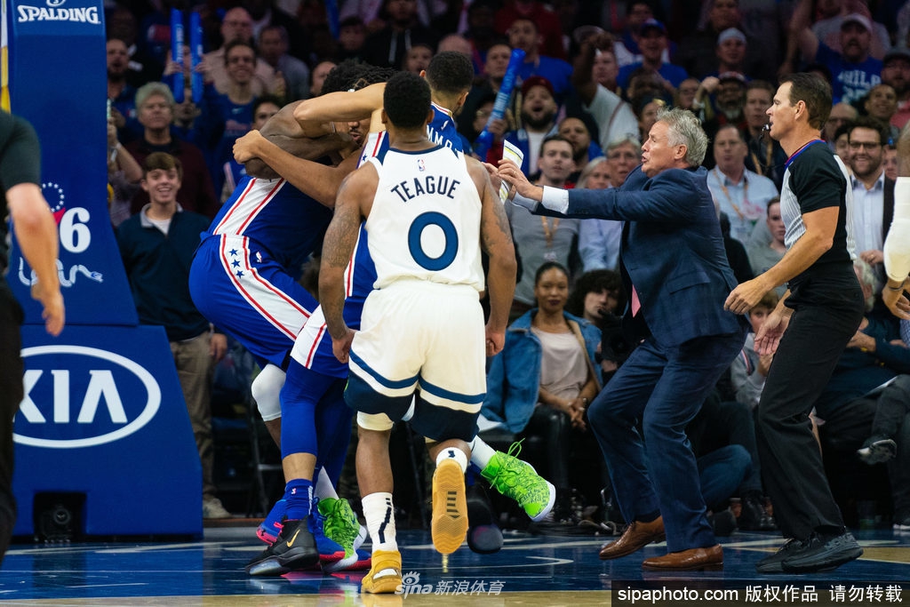 两大中锋打起来了!大帝唐斯扭打成一团西蒙斯拉偏架