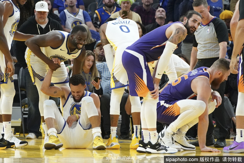 勇士再遭重创!库里摔倒左手骨折!