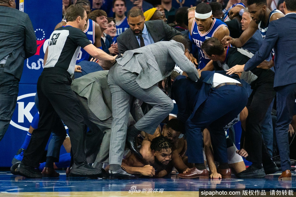 两大中锋打起来了!大帝唐斯扭打成一团西蒙斯拉偏架