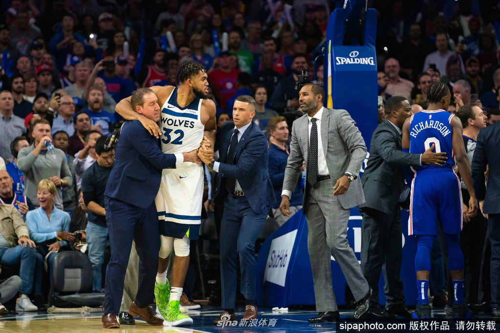 两大中锋打起来了!大帝唐斯扭打成一团西蒙斯拉偏架