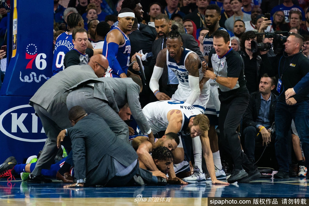 两大中锋打起来了!大帝唐斯扭打成一团西蒙斯拉偏架