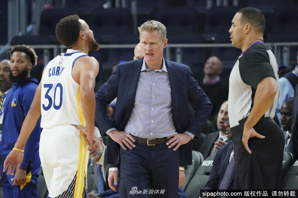 勇士再遭重创!库里摔倒左手骨折!