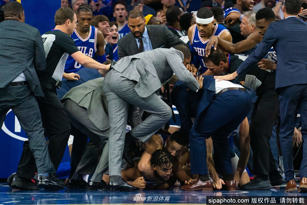 两大中锋打起来了!大帝唐斯扭打成一团西蒙斯拉偏架