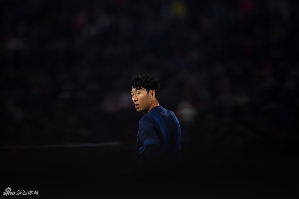 赞!孙兴O进球后双手合十致意戈麦斯