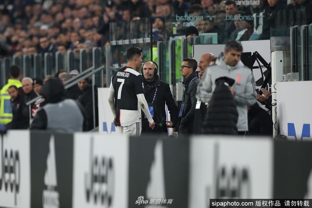 C罗提前被换下爆粗口！比赛没踢完就离开尤文主场