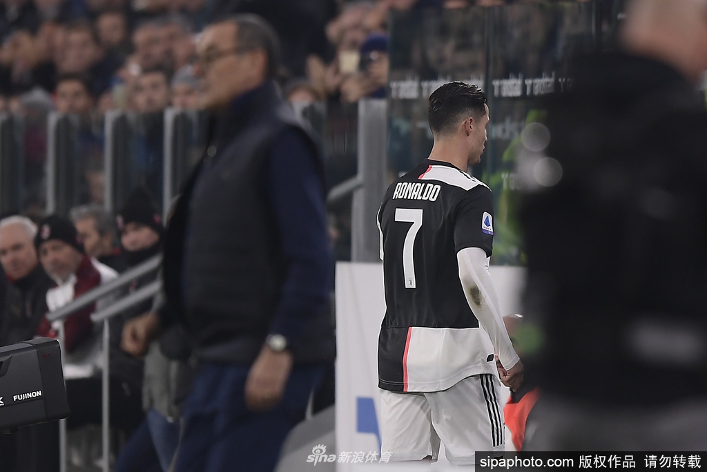C罗提前被换下爆粗口！比赛没踢完就离开尤文主场
