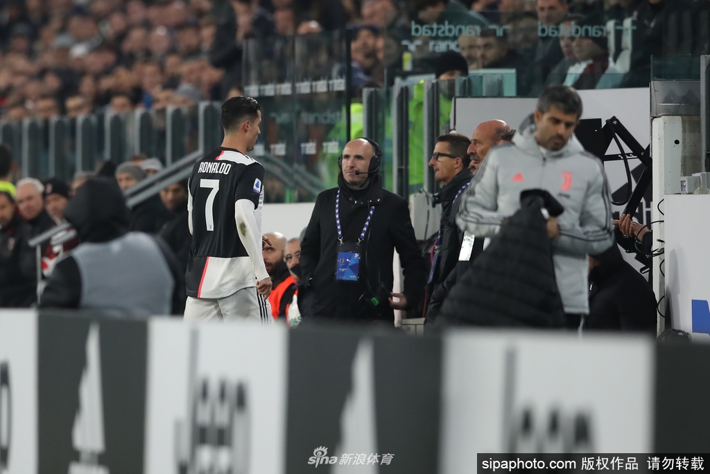 C罗提前被换下爆粗口！比赛没踢完就离开尤文主场