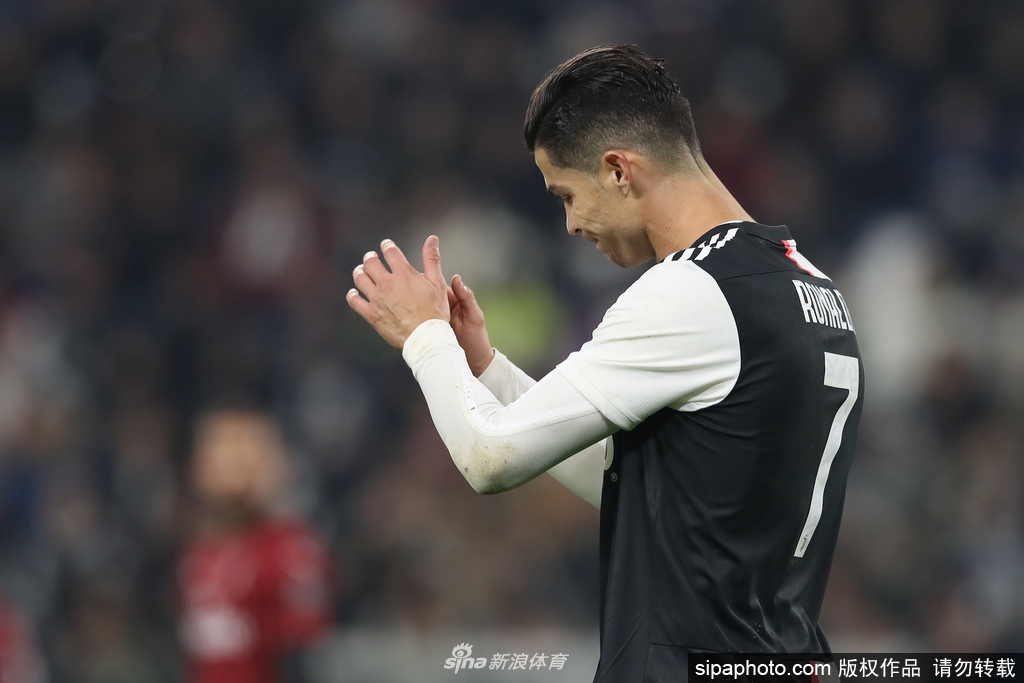 C罗提前被换下爆粗口！比赛没踢完就离开尤文主场