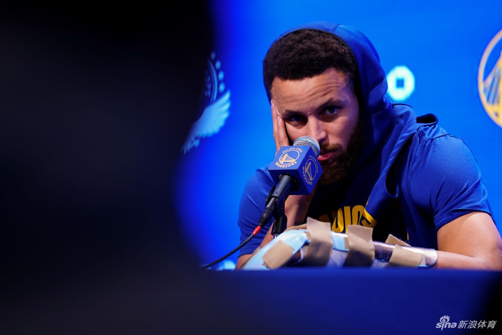 库里亲自辟谣不会赛季报销 明年春天就将复出