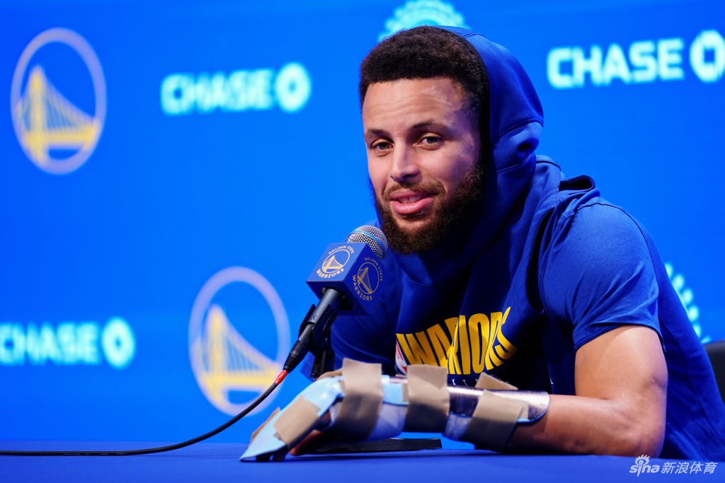 库里亲自辟谣不会赛季报销 明年春天就将复出