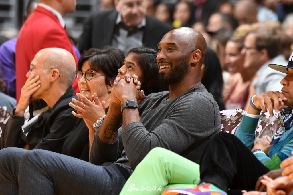 科比现场观战湖人！跟詹姆斯世纪性握手，和魔兽拥抱！