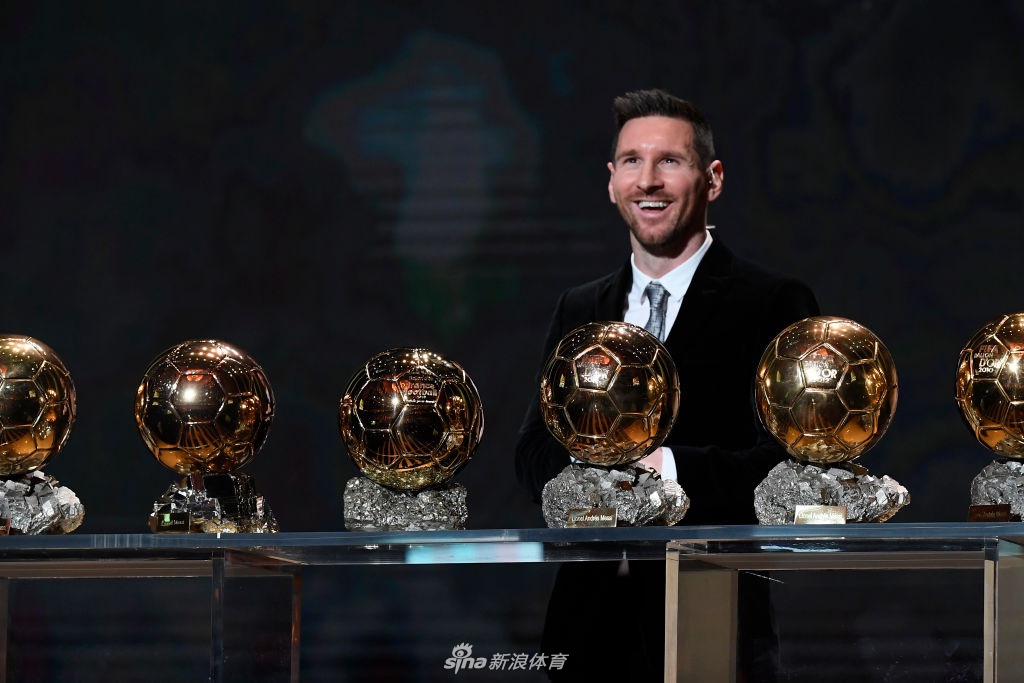 北京时间12月3日,《法国足球》在巴黎沙特雷剧院揭晓2019年金球奖得主