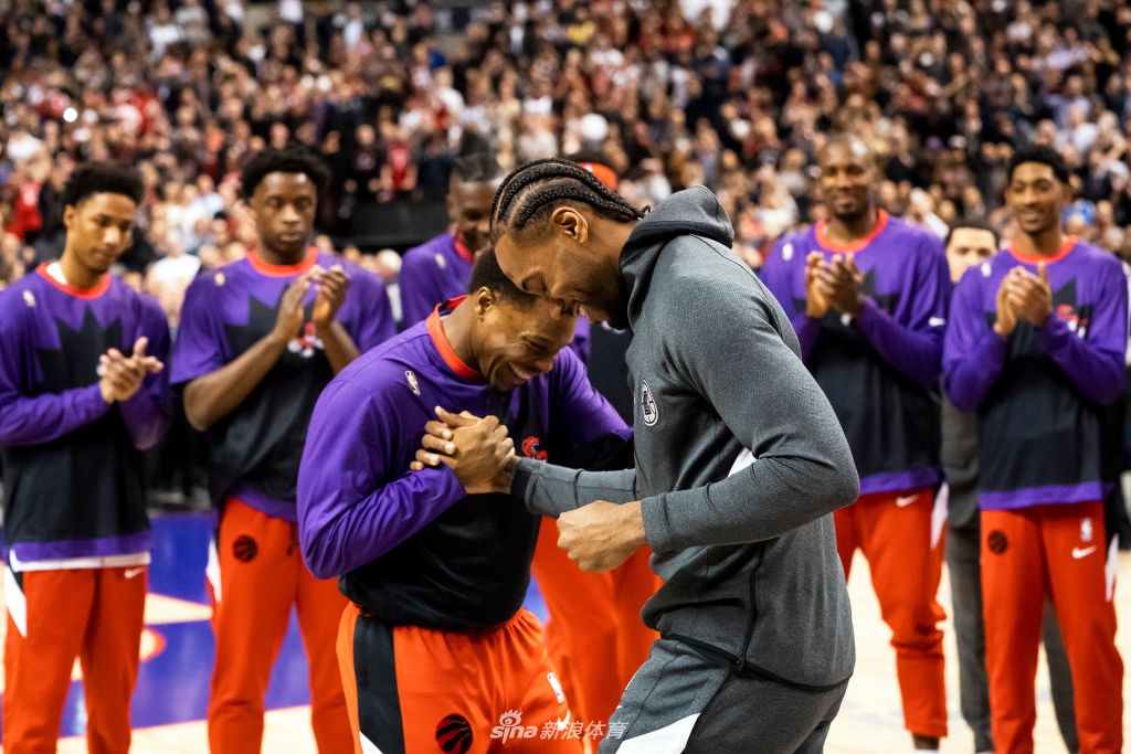 洛瑞为莱昂纳德颁发冠军戒指