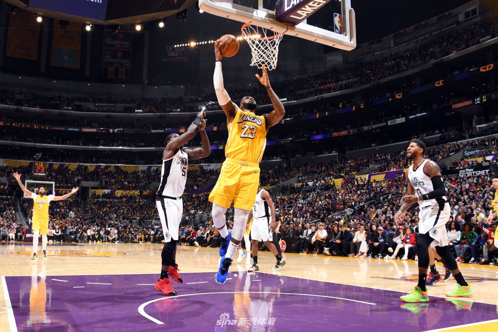 詹姆斯篮下得手