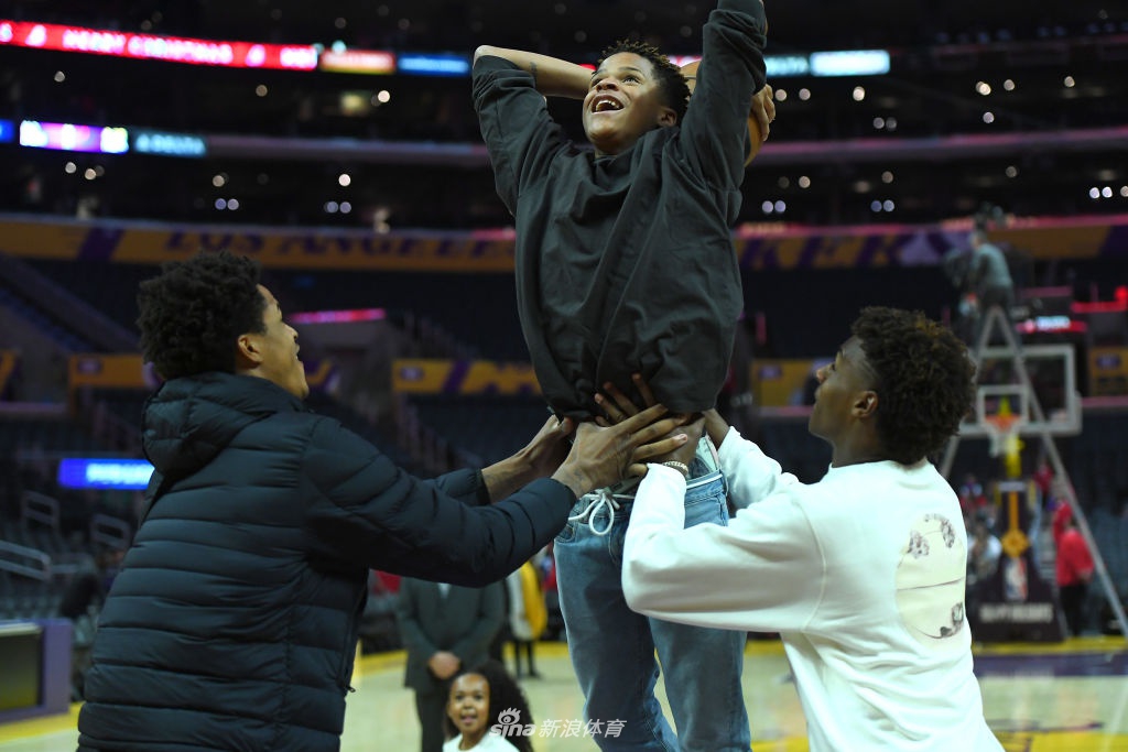 詹姆斯儿子布朗尼赛后玩扣篮 等不及加盟NBA了？