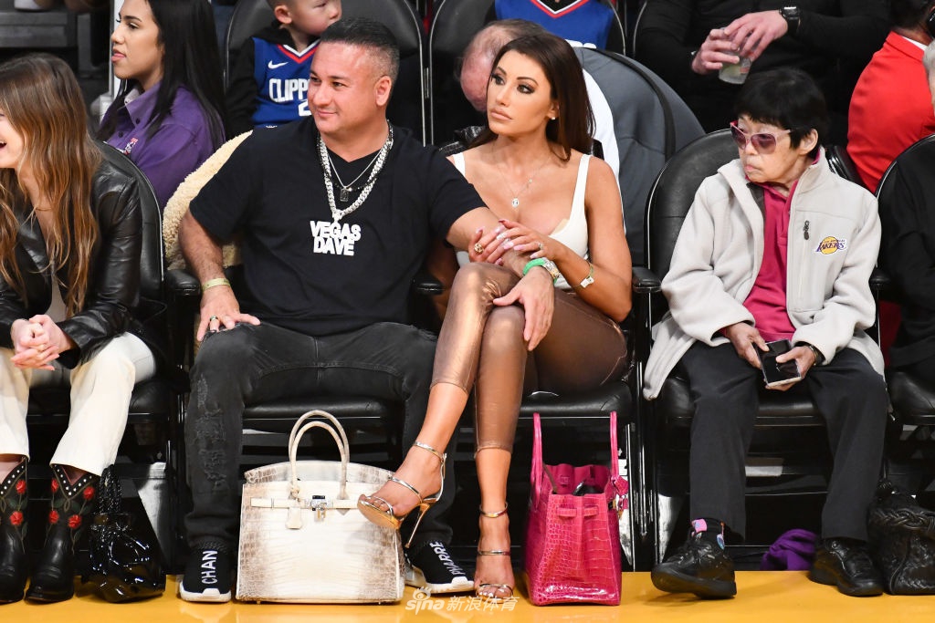 湖人球场边第一排的女观众是什么水平