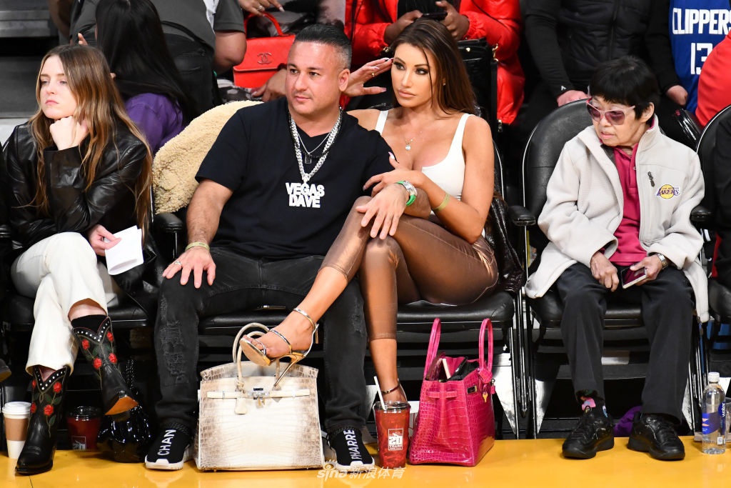 湖人球场边第一排的女观众是什么水平