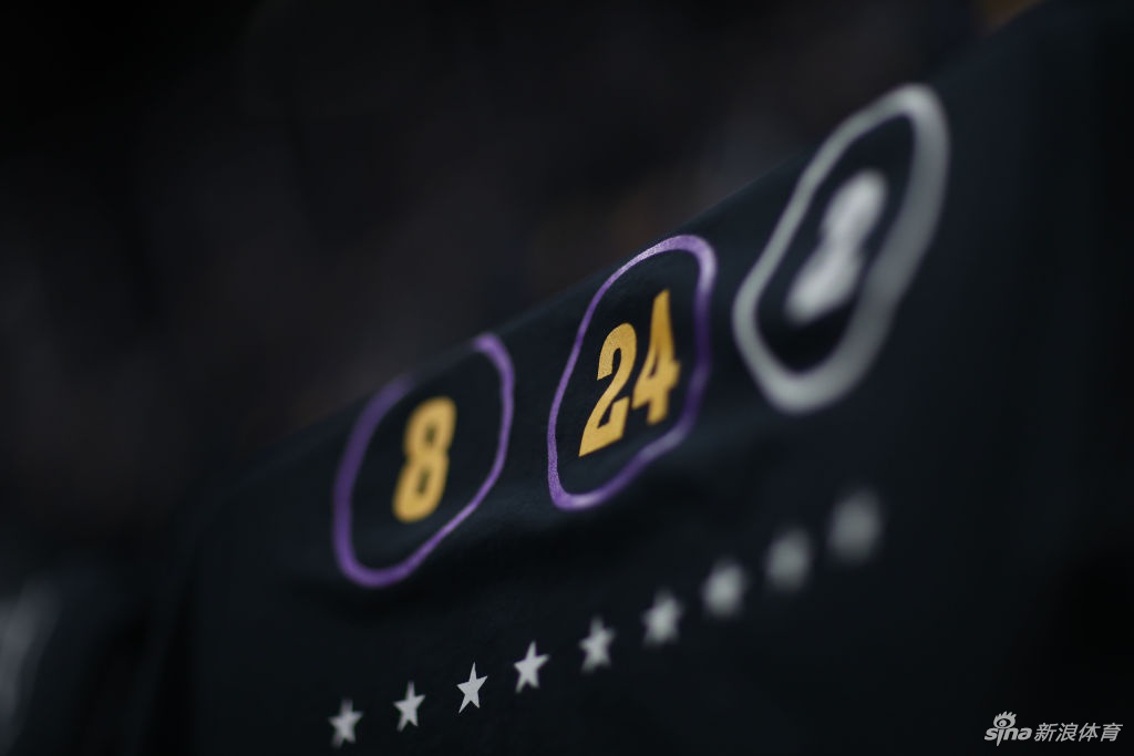 勇士主场致敬科比 紫金KB24环绕全场